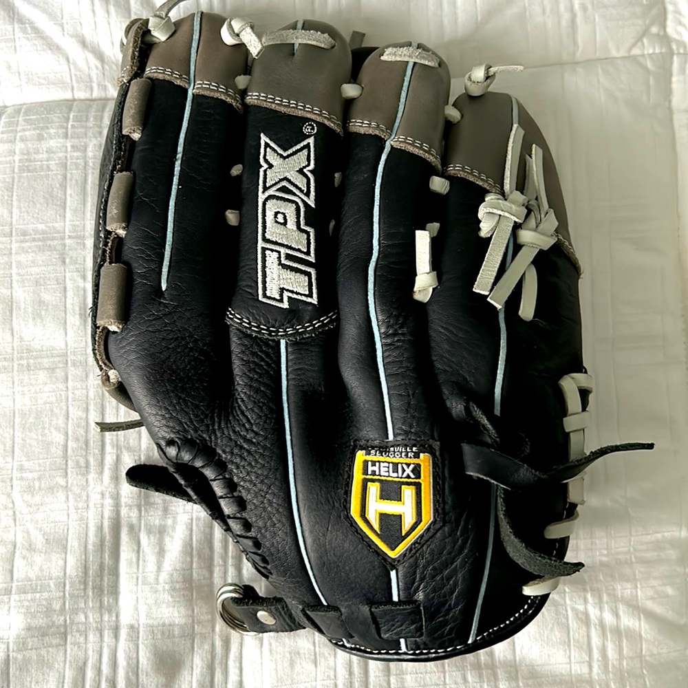 BRAND NEW LOUISVILLE SLUGGER BASEBALL GLOVE